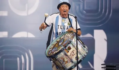 Carlos Pascual, con su inseparable bombo, recibió el premio entregado por la Fifa.