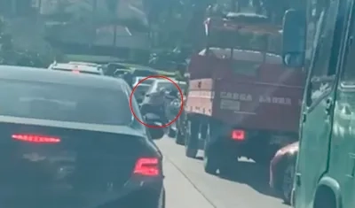 Momento que los presuntos delincuentes se dan a la huida en una motocicleta. 