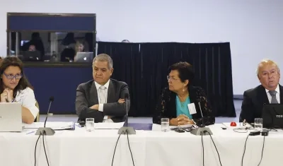 La ministra en visita para Causas de DD.HH., Paola Plaza, el ministro de la Corte Suprema, Dario Carroza, la coordinadora del panel Gloria Ramírez, y el abogado y sobrino de Neruda, Rodolfo Reyes.