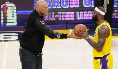 El emotivo encuentro entre Kareem Abdul-Jabbar y LeBron James. 