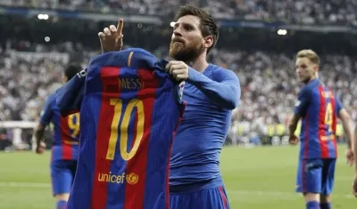 Lionel Messi celebrando un gol con el Barcelona en el Santiago Bernabéu.