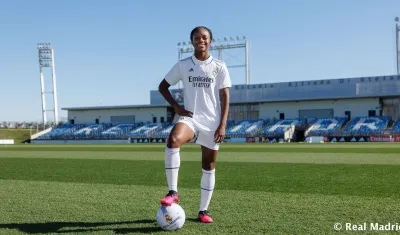 Linda Caicedo con la vestimenta del Real Madrid en Valdebebas. 