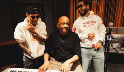 Maluma y a Mark Anthony trabajan en los estudios The Hit Factory de Miami. Los acompaña el productor Sergio George.