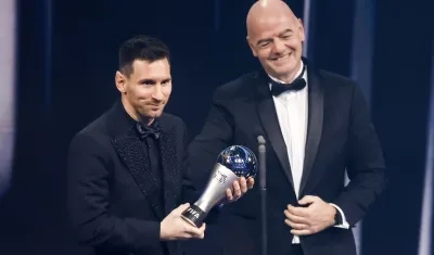 Lionel Messi con el trofeo entregado por Gianni Infantino.