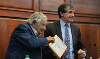 El expresidente de Uruguay José Mujica recibe un reconocimiento de manos del jefe de reincorporación de la Misión de Verificación de las Naciones Unidas en Colombia, Alessandro Preti.