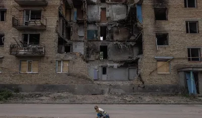Un niño transita por una zona de guerra en Ucrania, en una fotografía de archivo.