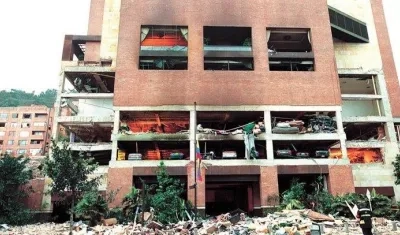 Fachada del club El Nogal tras la bomba puesta por las FARC.