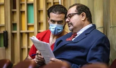 El actor mexicano Pablo Lyle escucha a su abogado Phil Reizenstein en una de las audiencias.