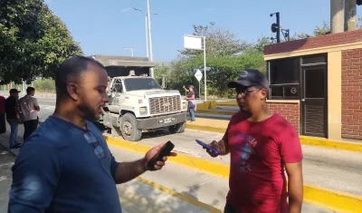 Personas en el peaje ‘Los Papiros’.