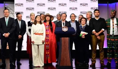 El presidente Petro con los presidentes de los diferentes partidos de la coalición