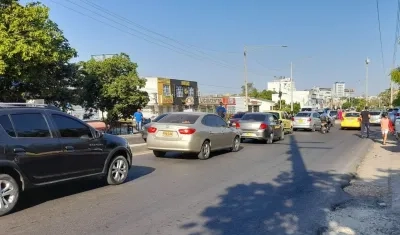 Vehículos particulares transitan por una de las avenidas de Cartagena.