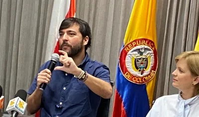 El alcalde Jaime Pumarejo y la directora de Carnaval, Sandra Gómez.