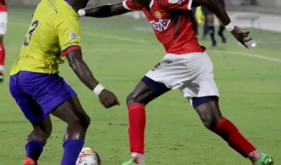 Marlon Carabalí encara a Darwin Palomeque, del Real Cartagena. 