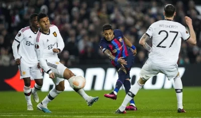 El brasileño Raphinha remata a la portería del Manchester United.