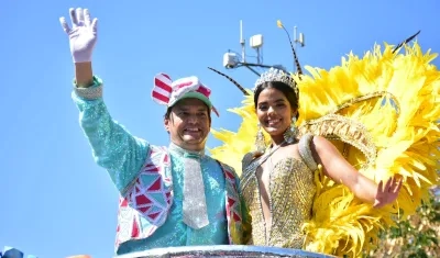 Los reyes de la 44, Tito Crissien y Daniella Falcón compartieron carroza en el desfile.