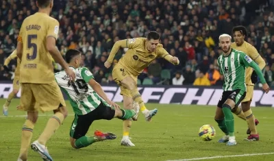 El polaco Robert Lewandowski marca el segundo gol del Barcelona.