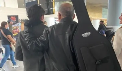 La foto que publicó Roy Barreras, presidente del Congreso, despidiendo a su hijo.