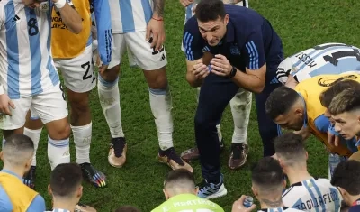 Lionel Scaloni con sus dirigidos durante el Mundial de Catar.