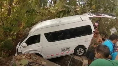 Estado en que quedó a buseta en la vía a Minca.