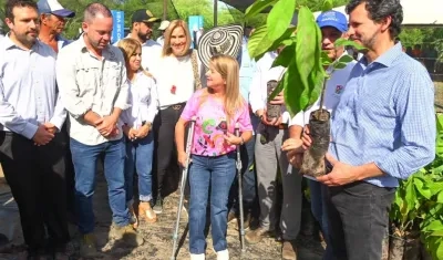 La gobernadora Elsa Noguera en el inicio del proyecto para sembrar cacao en Suan y Santa Lucía, sur del Atlántico.