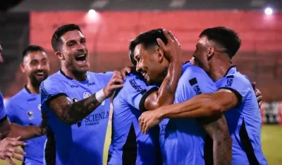 Luis López es felicitado por sus compañeros tras marcar ante Defensores de Belgrano.