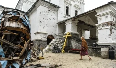 Una mujer ucraniana camina entre los destrozos producidos por la ofensiva rusa en una localidad de la región de Donetsk.