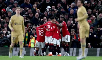 Los jugadores del Manchester United celebran el segundo gol marcado por el brasileño Antony.