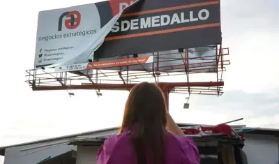 Desmonte de la valla de la polémica.