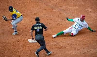 Justin Dean intenta llegar a segunda base durante el juego entre Vaqueros y Cañeros.