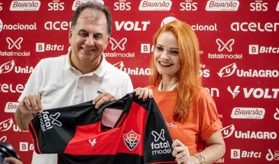Fábio Mota, presidente del Vitoria, exhibe la camiseta del Vitória con el nuevo patrocinador.