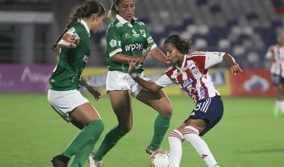 Stefanía Santos intenta pasar entre dos jugadoras del Cali.