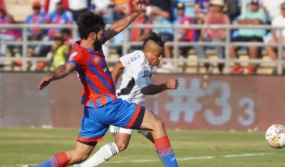 Vladimir Hernández remata ante la marca de Nicolás Gil.