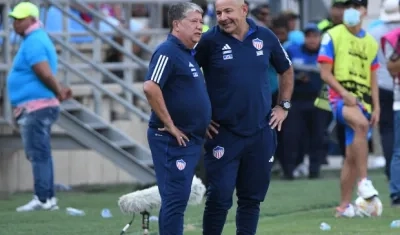 Hernán Darío Gómez dialoga con su asistente Édgar 'Panzer' Carvajal.