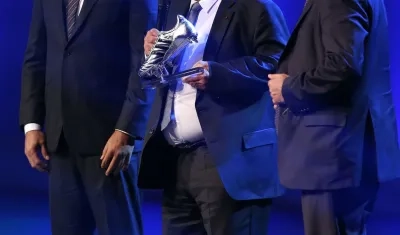 Just Fontaine en 2014 acompañado de Ronaldo y Michel Platini. 