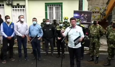 El entonces ministro de Defensa, Diego Molano, al frente de la casa cuando comenzaba a ser demolida. 