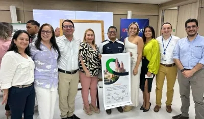 Representantes de la Alcaldía y EnTerritorio tras la firma del convenio.