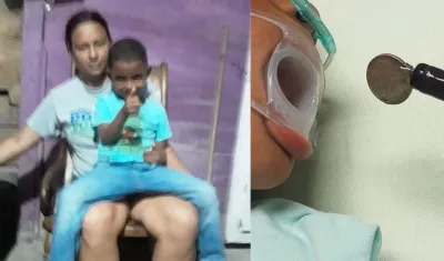 El menor con su mamá y el momento de la extracción de la moneda.