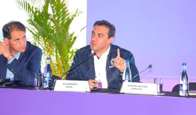 El Registrador Alexander Vega explicando los detalles.