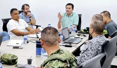 El alcalde Rodolfo Ucrós reunido con las autoridades militares y de Policía. 