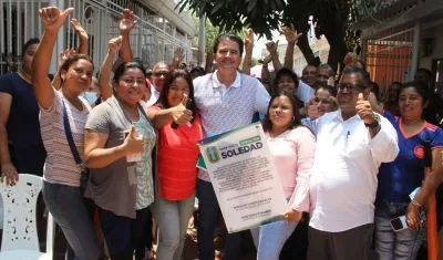 El alcalde Rodolfo Ucrós con vecinos de uno de los barrios beneficiados. 