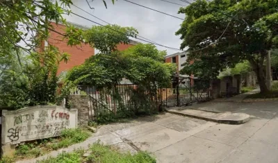 Conjunto residencial abandonado donde fue hallado muerto el reciclador. 