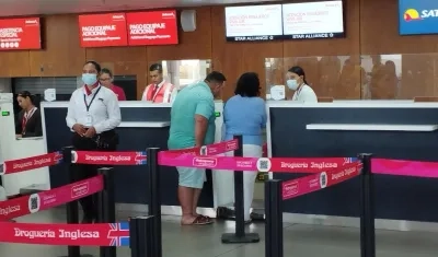 Atención a pasajeros de Viva, en el Ernesto Cortissoz