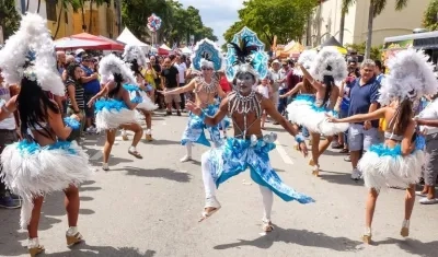 Grupos folclóricos durante el desfile.