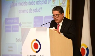 El Contralor General Carlos Hernán Rodriguez interviniendo en el foro.