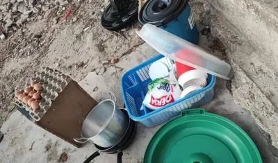 Alimentos y otros elementos que no alcanzaron a llevarse los ladrones.
