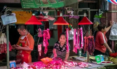 Un puesto de carne en el mercado de Guangzhou, China.