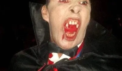 Gesto característico del 'Conde Drácula.