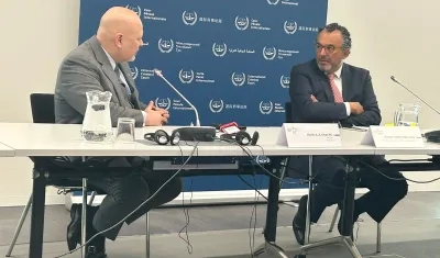 El Fiscal de la CPI, Karim Khan y el presidente de la JEP, el magistrado Roberto Vidal.