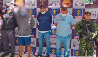 Dos de los tres capturados que fueron enviados a la cárcel.  