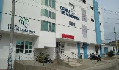 El joven fue llevado a la Clínica Los Almendros, donde se produjo su muerte. 